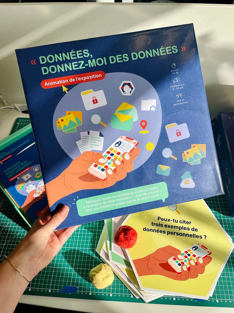 L4image montre une main tenant un livre avec le titre "données, donnez moi des données"