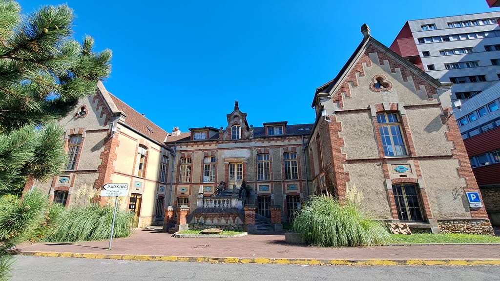 L'image montre la façade d'un hopital en brique