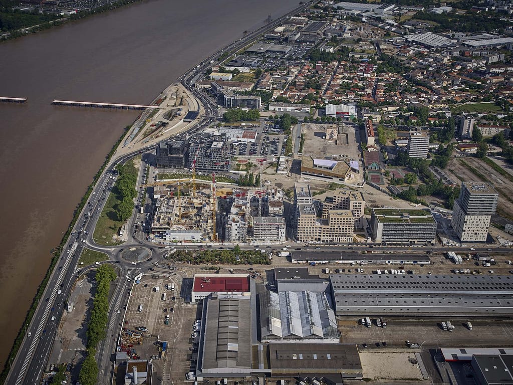 L'image montre la Garonne sur un tiers de l'image, et sur la rive une zone industrielle