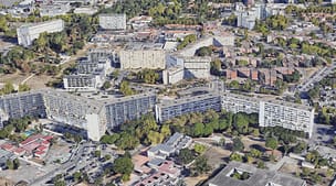 L'image montre un quartier de barres d'immeubles vu du ciel