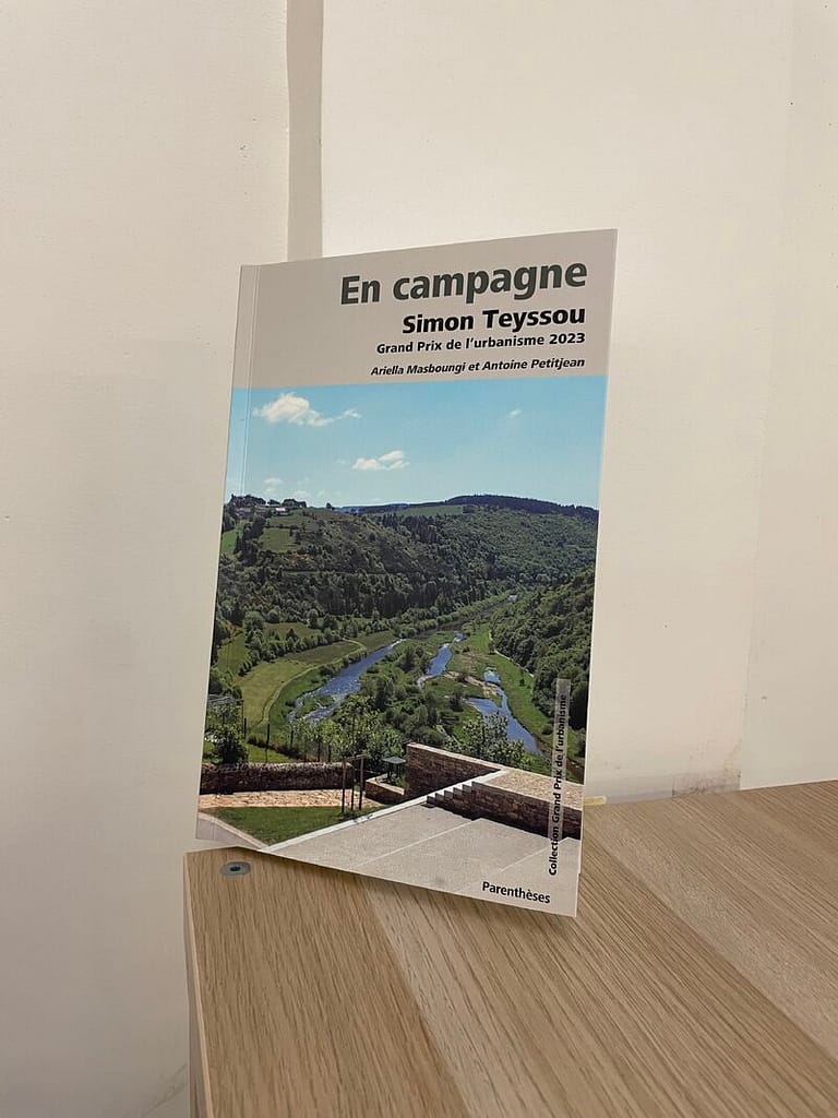 L'image montre la couverture du livre "En campagne" de simo nteyssou, qui montre un vallon boisé avec au premier plan une terrasse