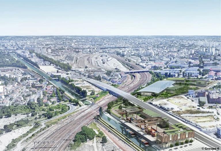 L'image montre une vue du ciel du futur pôle d'excellence, le long du canal et à côté de la voie ferrée