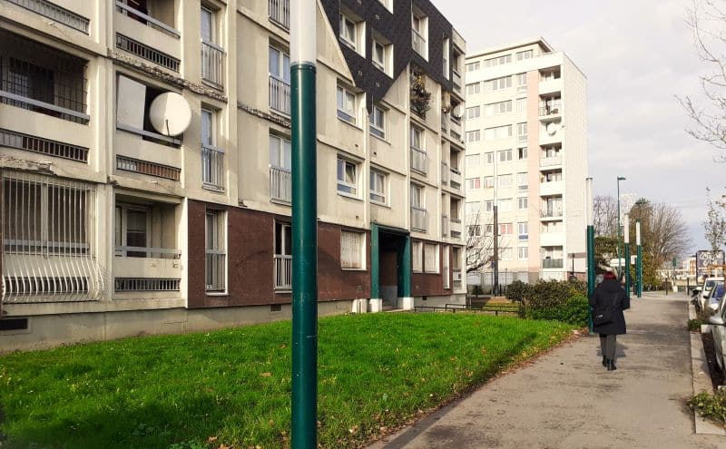 L'image montre un trottoir avec une mise à distance de rez-de-chaussée résidentiels par de la pelouse